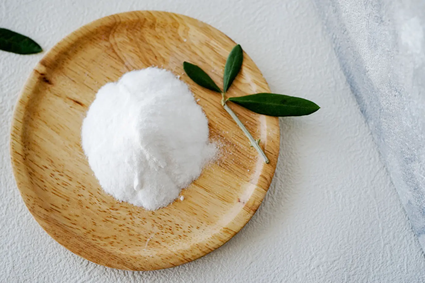 重曹の粉を撒いてにおいを取り除く