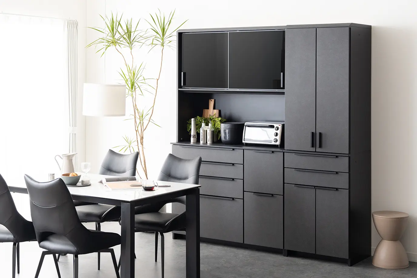 【厳選】おしゃれな黒い食器棚、メリット・デメリット解説