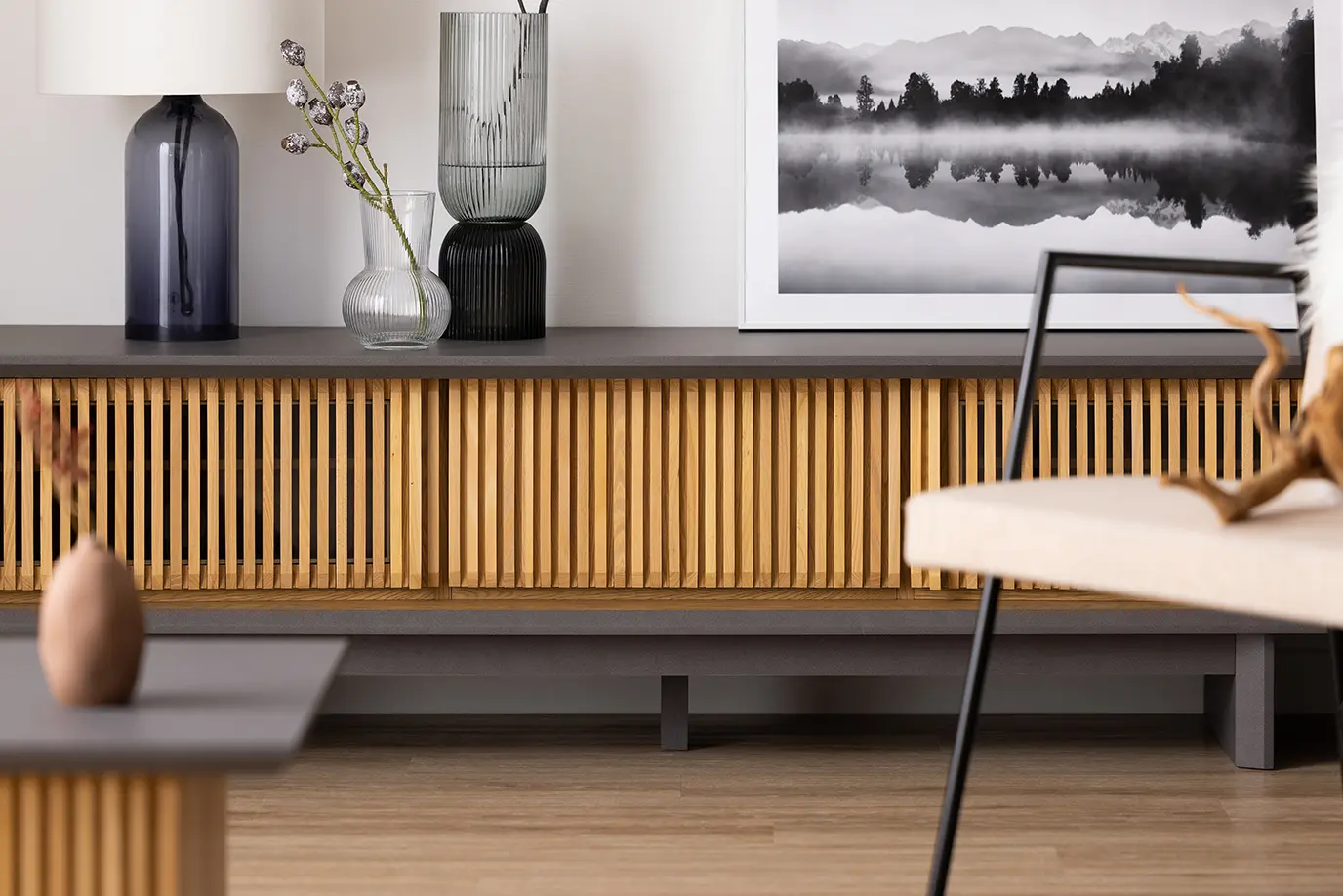 伝統的な柄やデザインを取り入れた家具