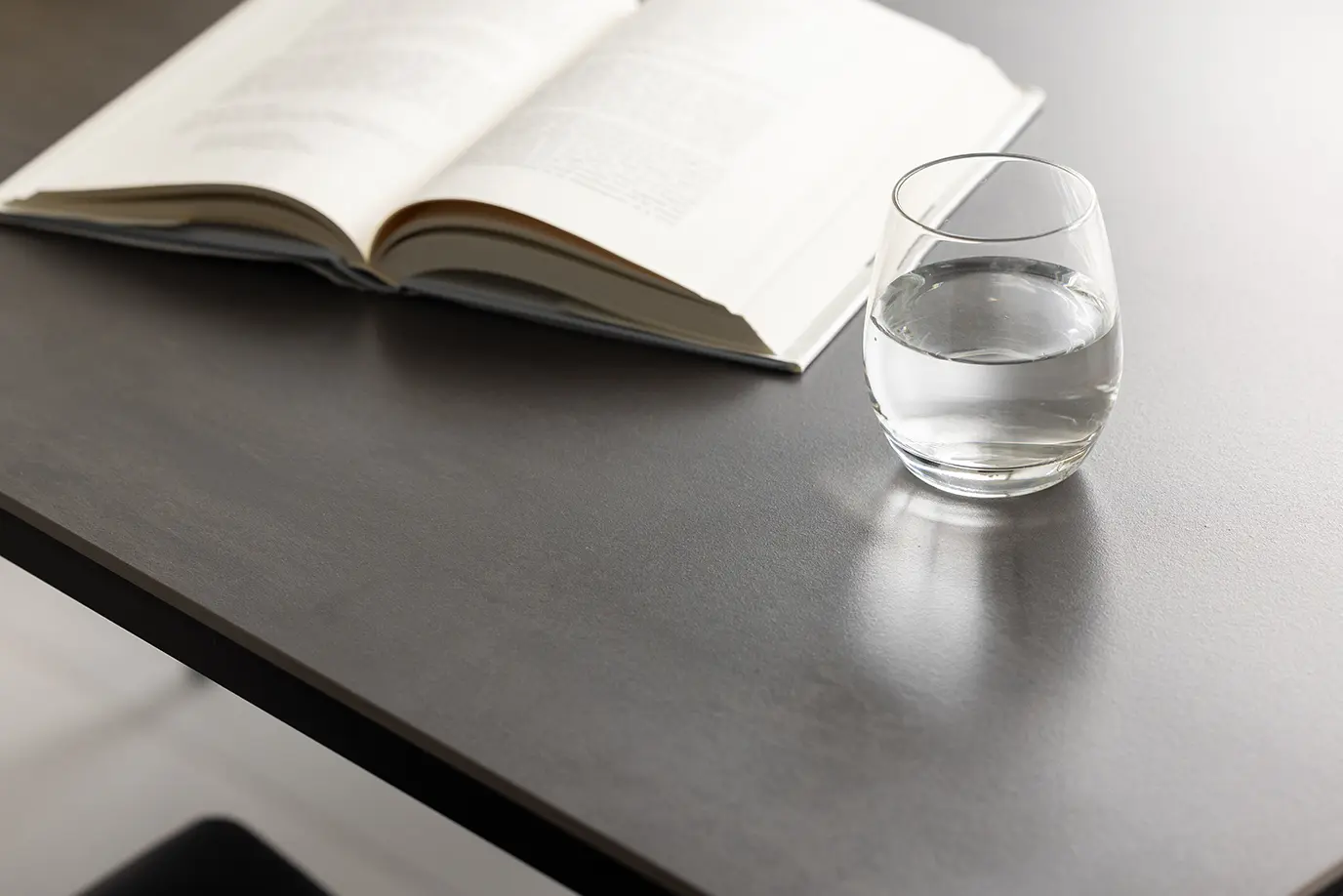 後悔しないセラミックのダイニングテーブルの選び方