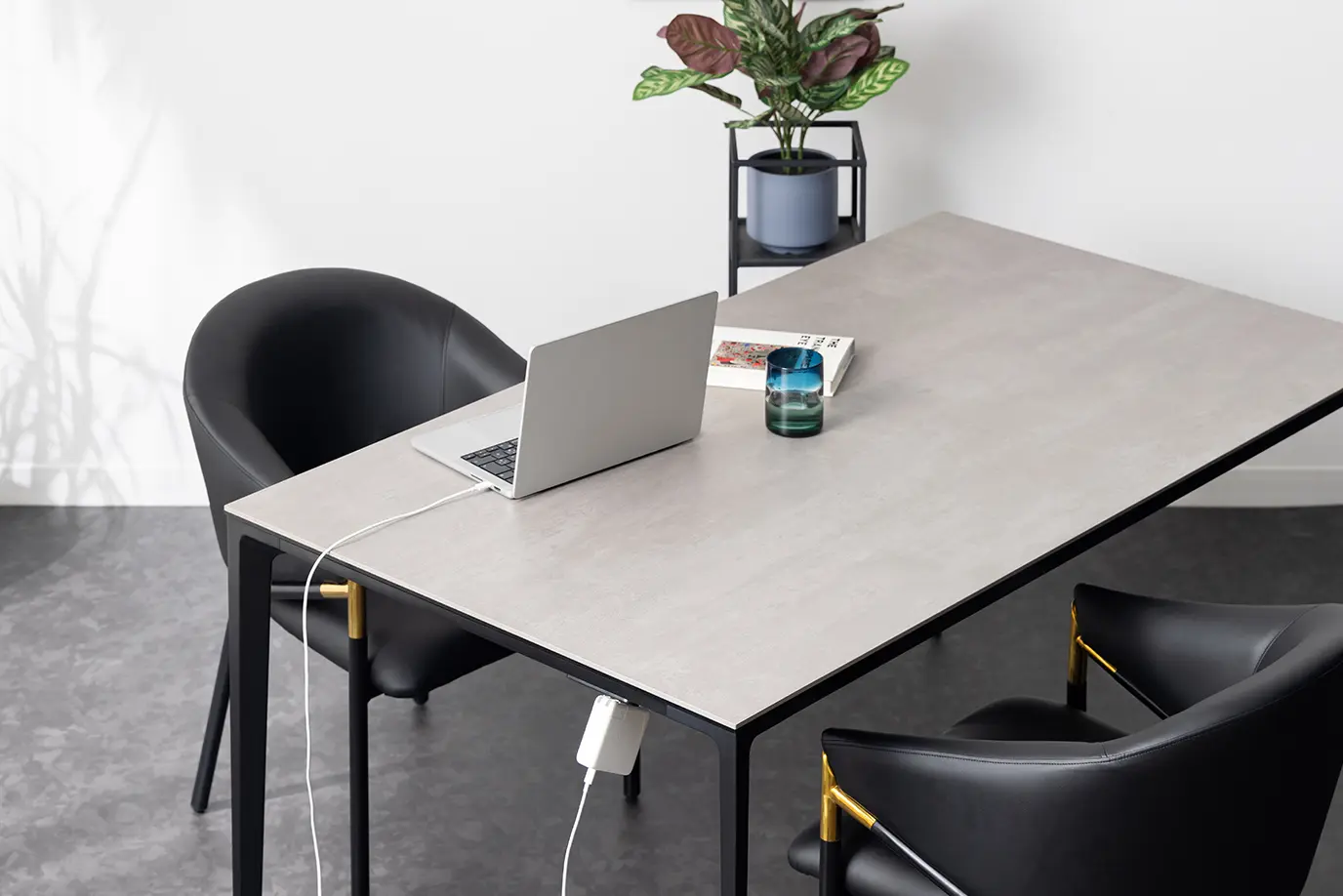 後悔しないセラミックのダイニングテーブルの選び方