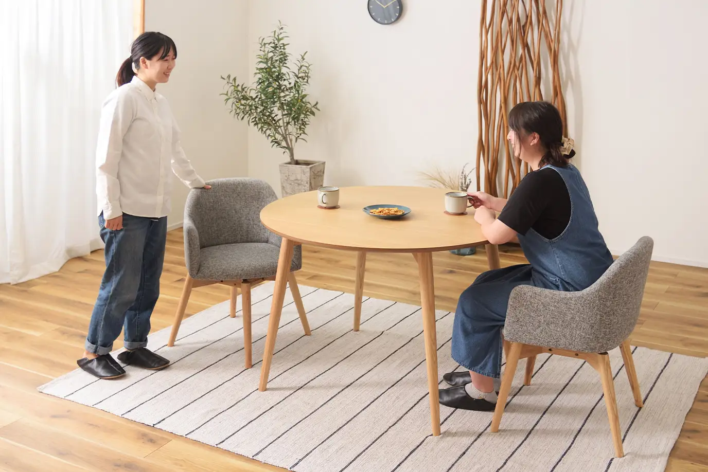 回転式ダイニングチェアの画像