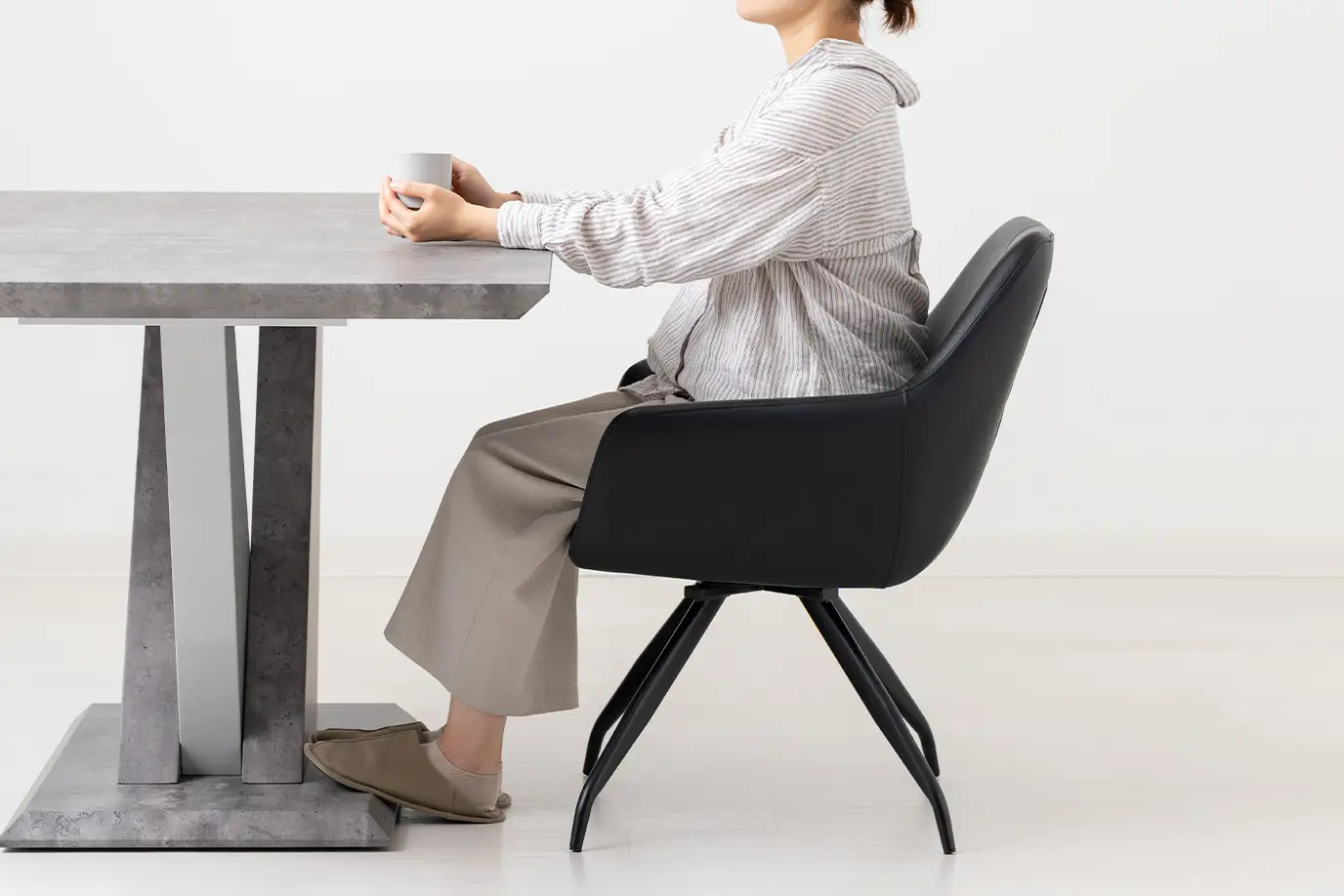 ダイニングチェアに座った画像。