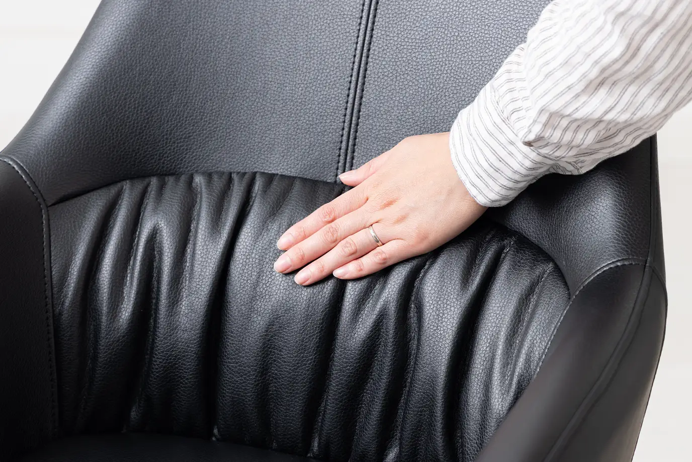 ダイニングチェアを触っている画像。