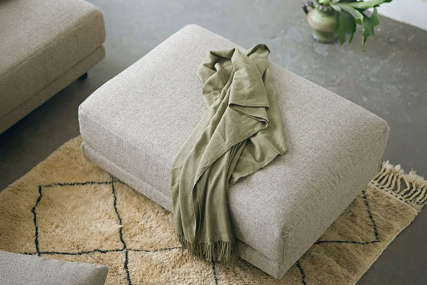 足を伸ばせるソファの選び方とおすすめ商品