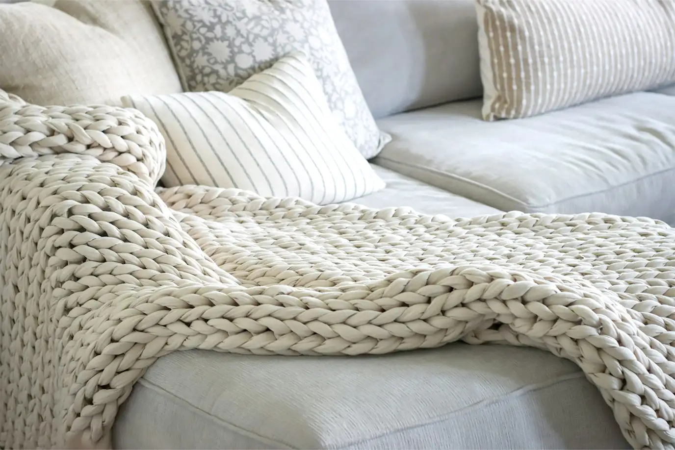 リビングを格上げするホワイトインテリア